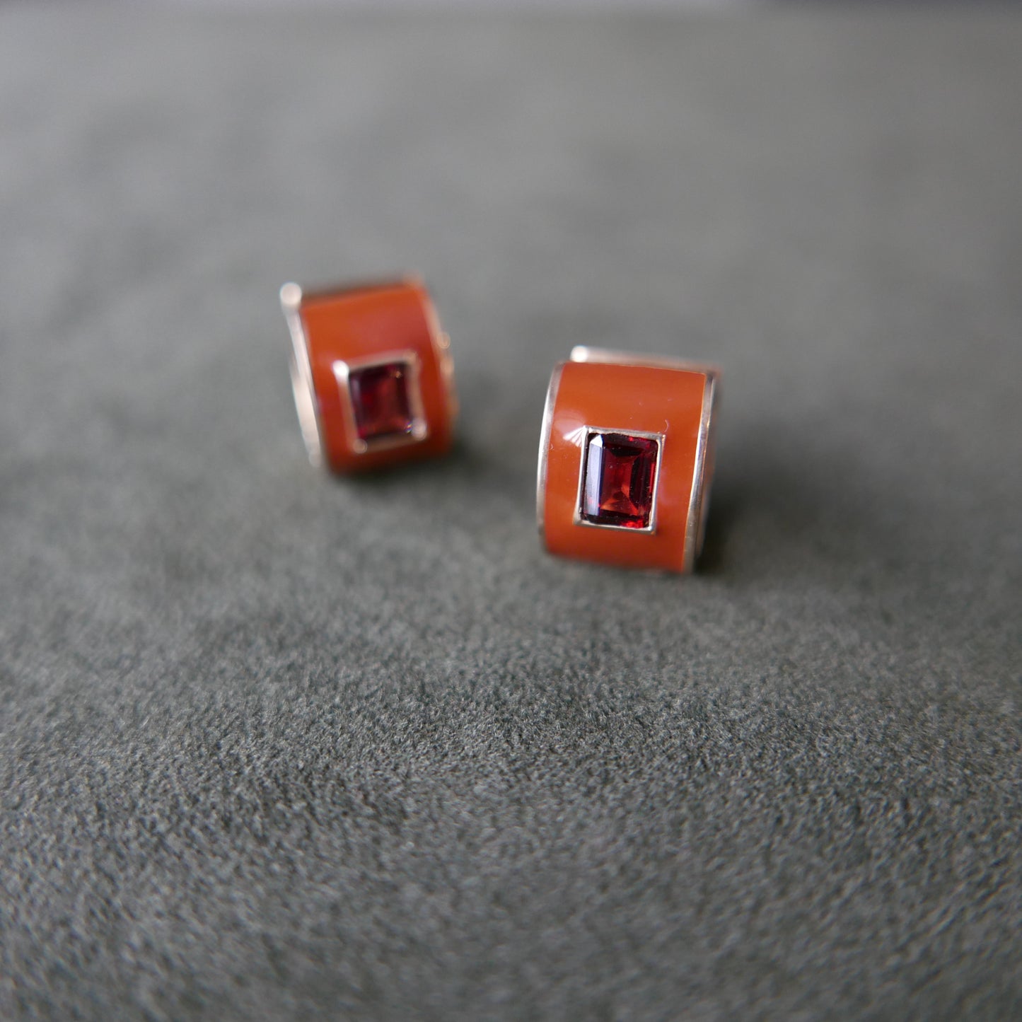 Single enamel single signature earrings (Red)