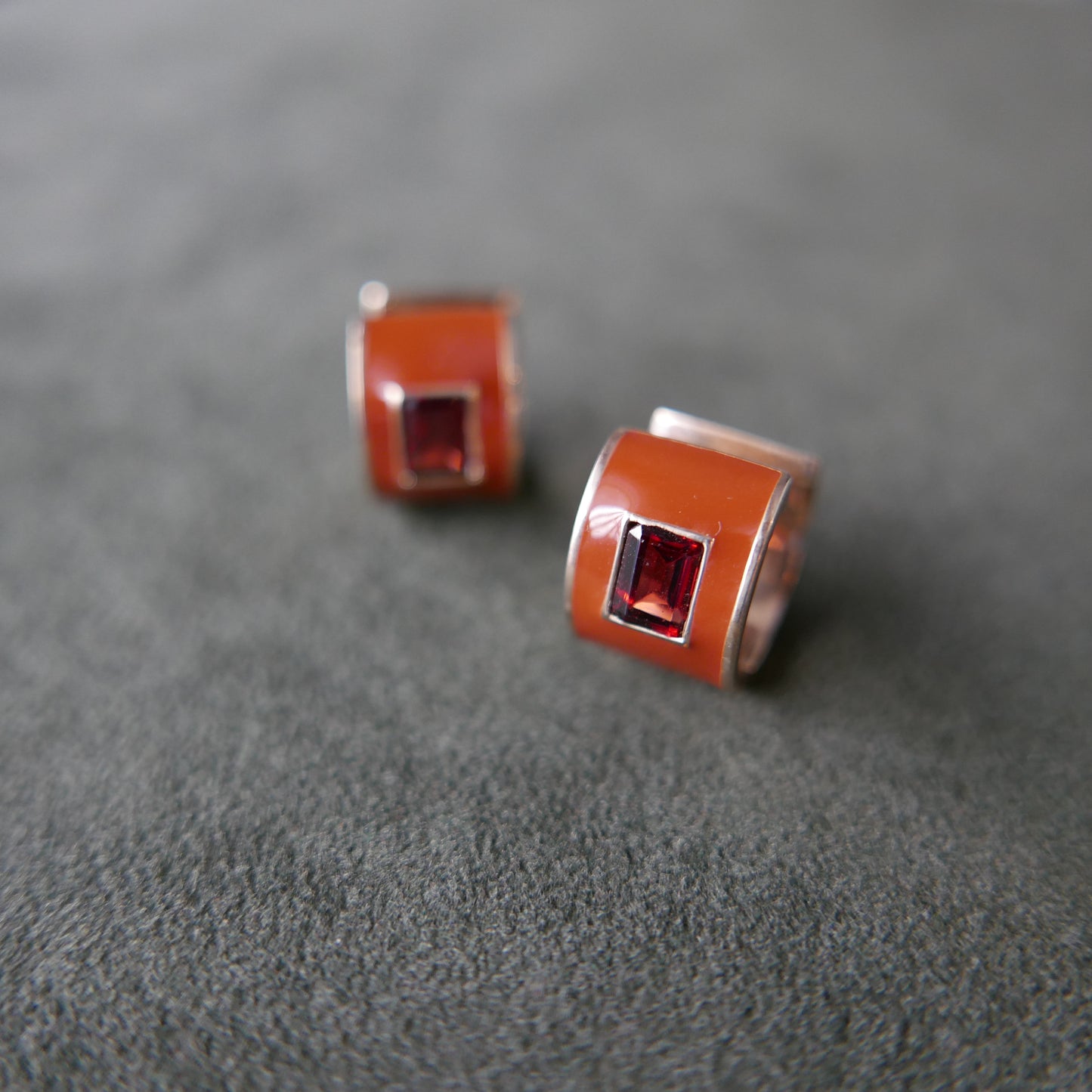 Single enamel single signature earrings (Red)