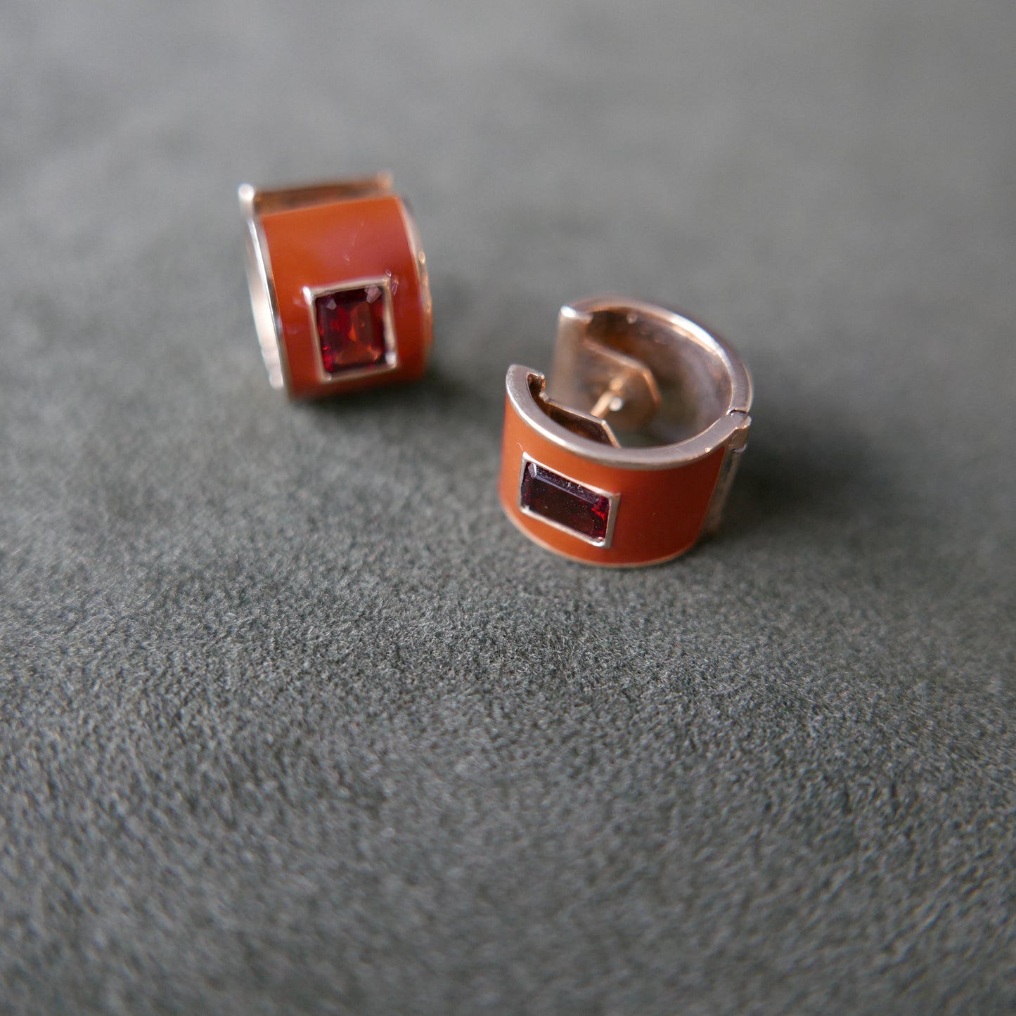 Single enamel single signature earrings (Red)